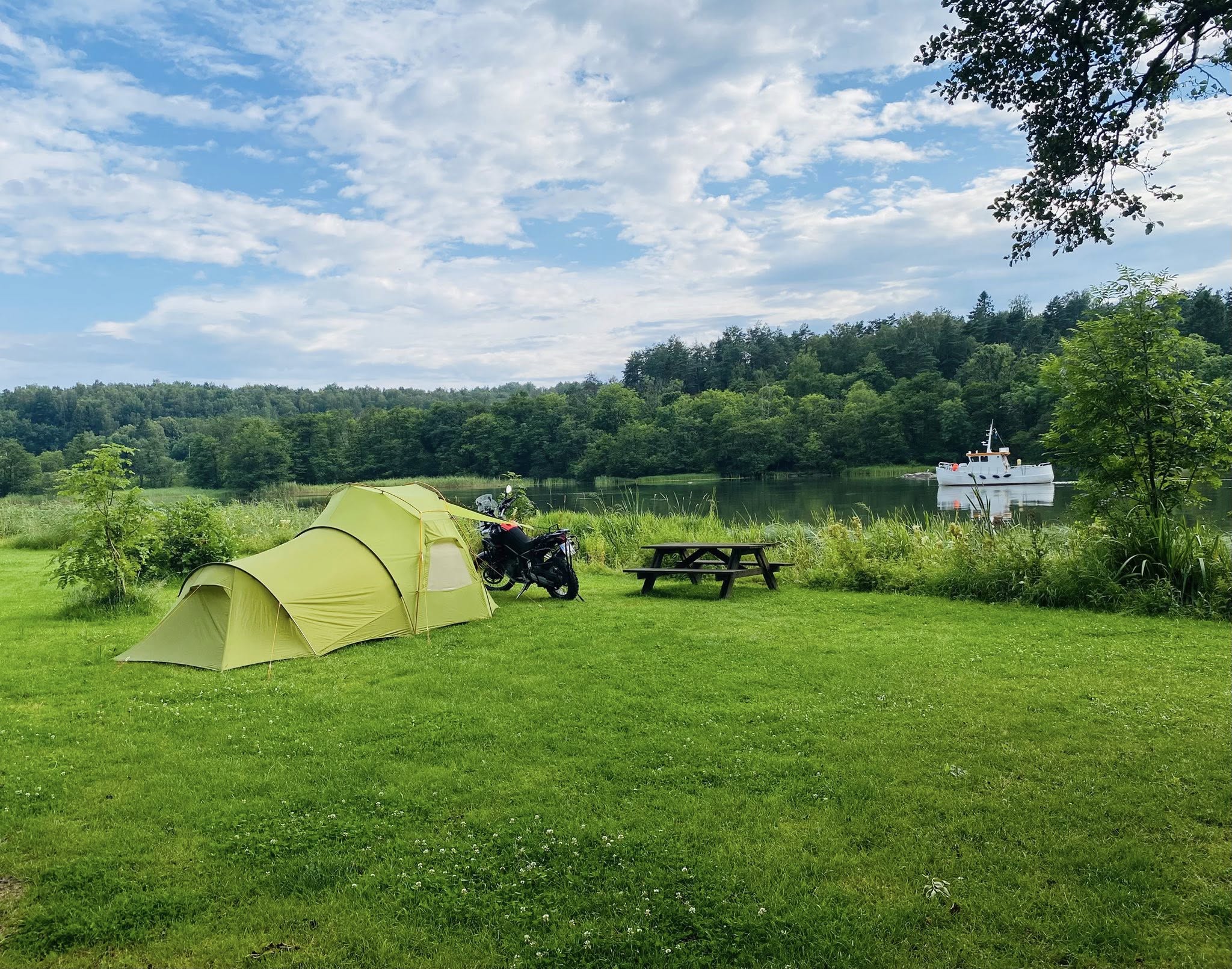 Tältplats vid Nordre älv på Kung älvs Camping nära Göteborg